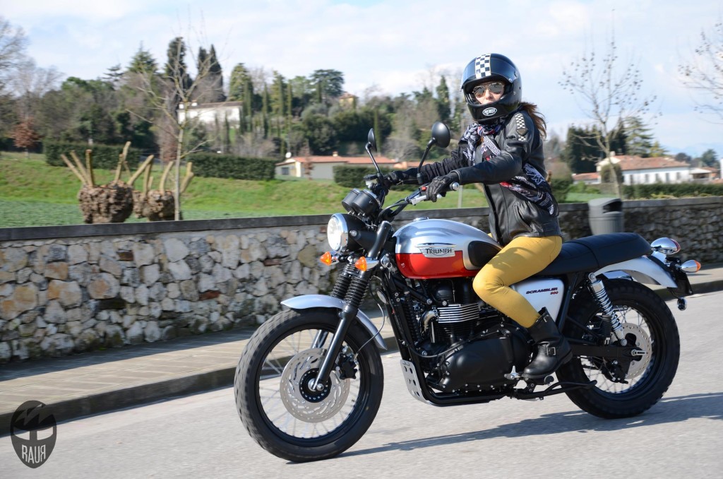 DONNE CHE AMANO LE MOTO