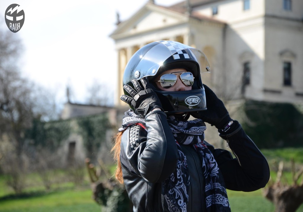 DONNE CHE AMANO LE MOTO